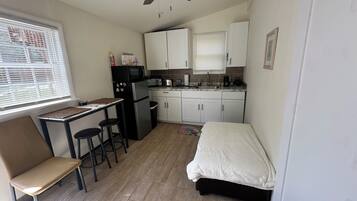 Een koelkast, een magnetron, een oven, een kookplaat