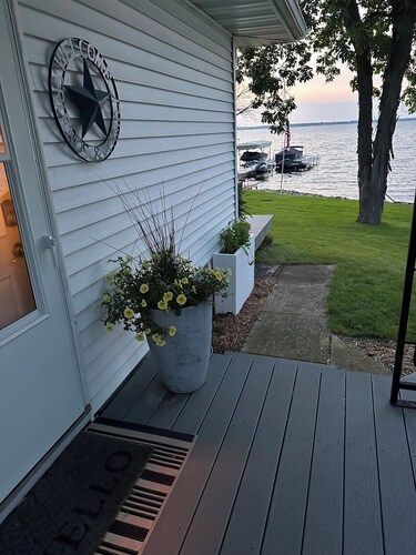 Lakefront 2-bed house in Oshkosh with dock!  