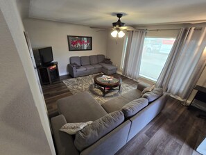 TV connectée, cheminée, jeux vidéo, livres