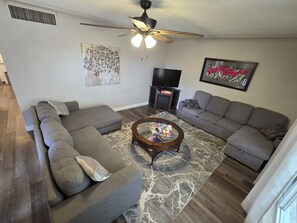 Smart-tv, een open haard, videospelletjes en boeken