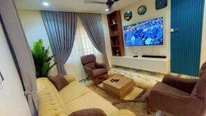 TV connectée, médiathèque, chaîne hi-fi, écrans d'ordinateur