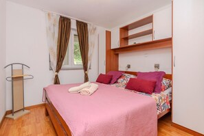 2 bedrooms, travel crib, free WiFi, bed sheets