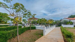 A pathway leading to a residential area with white walls and red-tiled roofs. - Lovely apartment in Zaton with swimming pool (Zaton)