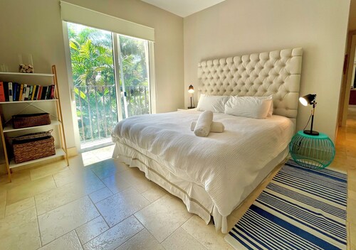 Luxury in the Tropics - Cozy 2-bedroom - King Bed - Sleeps 6