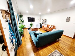 Living area - 3-bedroom house in South Bend close to all your needs. (South Bend)