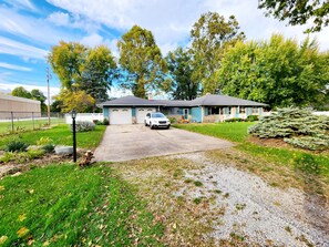 Exterior - 3-bedroom house in South Bend close to all your needs. (South Bend)