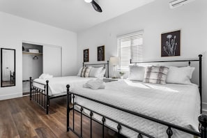 5 Schlafzimmer, Schreibtisch, Bügeleisen/Bügelbrett, Reisekinderbett