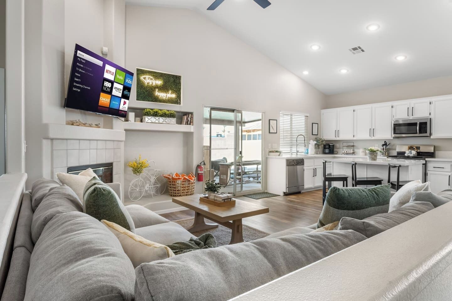 Televisor, llar de foc i estèreo 