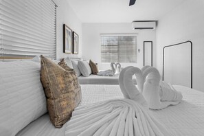 5 Schlafzimmer, Schreibtisch, Bügeleisen/Bügelbrett, Reisekinderbett