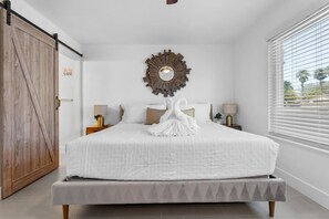 5 habitaciones, escritorio y tabla de planchar con plancha 