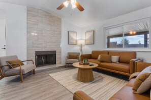 Fernseher, Tischfußball, Tischtennisplatte