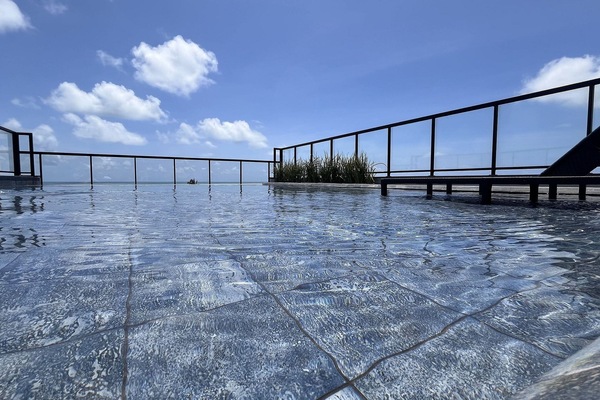 Estudio básico | Piscina | Una piscina al aire libre