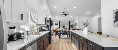 Réfrigérateur, micro-ondes, four, plaque de cuisson