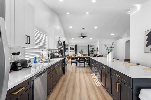 Spacious 5 BR Home w/Games and Spa!