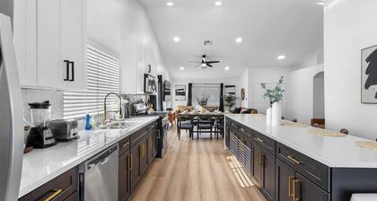 Spacious 5 BR Home w/Games and Spa!