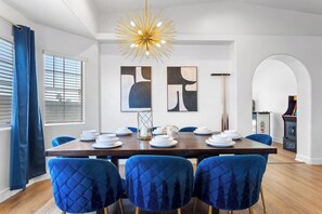 Dining - Fantastic 4BR with Pool and Games (North Las Vegas)