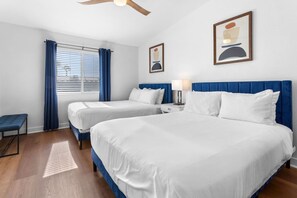 5 Schlafzimmer, Schreibtisch, Bügeleisen/Bügelbrett, Reisekinderbett