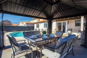 Outdoor dining - Fantastic 4BR with Pool and Games (North Las Vegas)