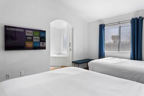 5 Schlafzimmer, Schreibtisch, Bügeleisen/Bügelbrett, Reisekinderbett