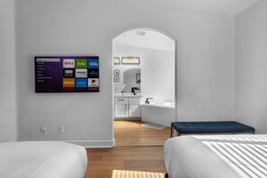 5 chambres, bureau, fer et planche à repasser, lit de bébé portatif