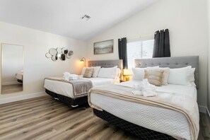 4 habitaciones, escritorio y tabla de planchar con plancha