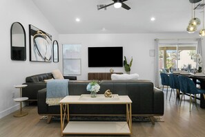 TV - Stylish 4BR w/New Pool by a Park (North Las Vegas)