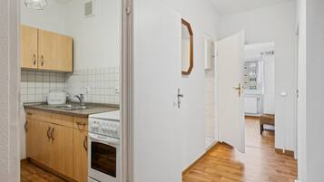 Kühlschrank, Herdplatte, Wasserkocher mit Kaffee-/Teezubehör