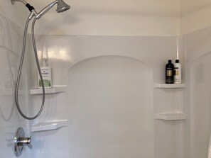 Een haardroger, handdoeken, zeep, shampoo
