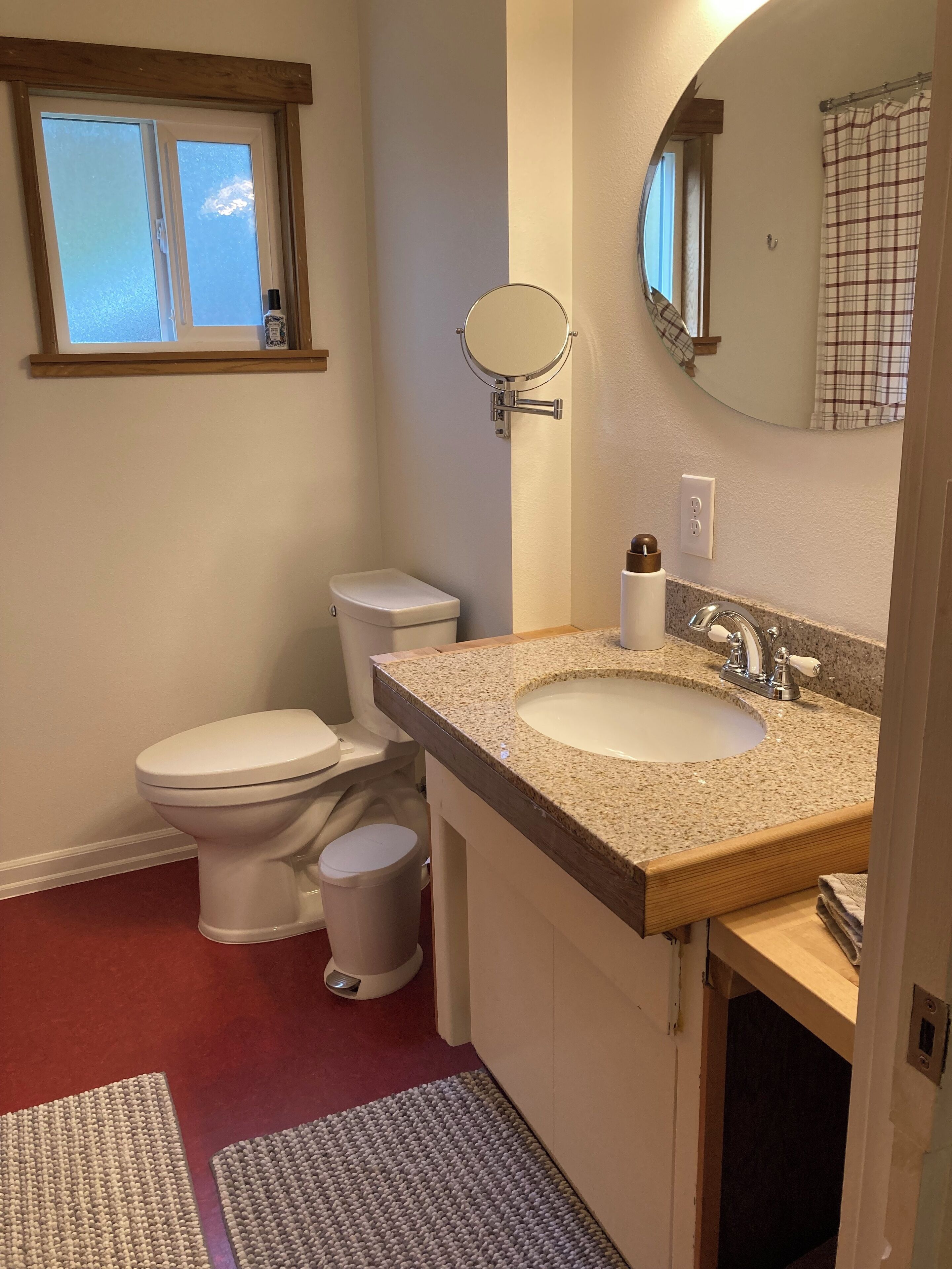 Secador de cabelo, toalhas de banho, sabonete, shampoo