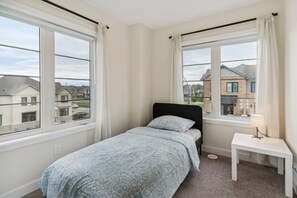 4 habitaciones, escritorio, wifi gratis y ropa de cama