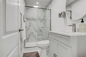 Sèche-cheveux, serviettes fournies, savon, shampoing