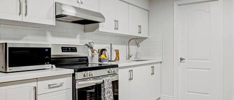 Kjøleskap, mikrobølgeovn, ovn og kokeplater