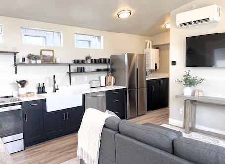 内装. Cozy Riverfront cabin in Lux RV Resort w/ beautiful views in lovely South Weber
