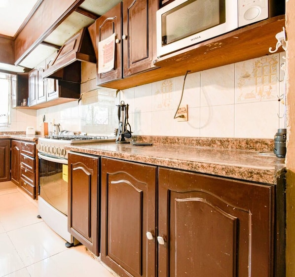 Kjøleskap, mikrobølgeovn, hurtigmikser og kjøkkenutstyr