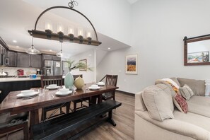 スマートテレビ、暖炉、テーブルサッカー台、書庫