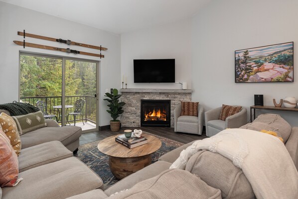 スマートテレビ、暖炉、テーブルサッカー台、書庫