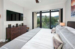 2 bedrooms, iron/ironing board, free WiFi, bed sheets - Stunning new 2BR with Private Hot Tub On the River (Silverthorne)
