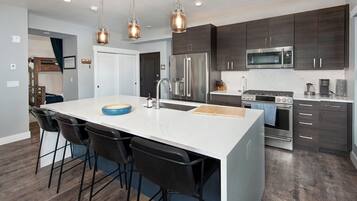 Refrigerador, microondas, horno y parrilla de estufa