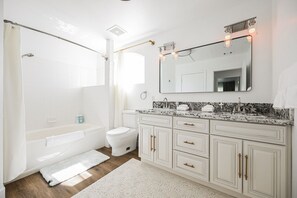 Suihku, hiustenkuivaaja, pyyhkeet