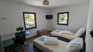 2 slaapkamers, een bureau, reisbedje, gratis wifi