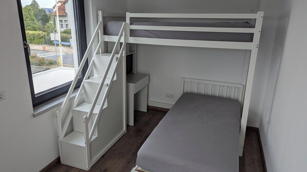 2 bedrooms, desk, travel cot, free WiFi