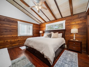 4 bedrooms, desk, iron/ironing board, free WiFi