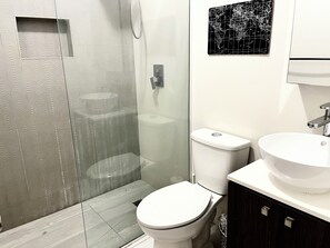 Dusche, Haartrockner, Handtücher, Seife