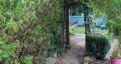 GORT FARM COTTAGE, family friendly, with open fire in Drumsna