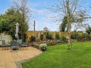 Outdoor dining - GORT FARM COTTAGE, family friendly, with open fire in Drumsna (Jamestown)