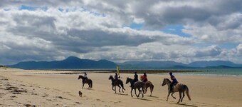 LIGHTHOUSE HILL, family friendly in Mulranny, County Mayo