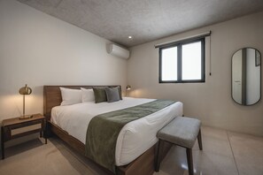 Espacio para trabajar con laptop y cortinas blackout 