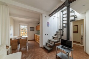 Living area - Spacious 60sqm apartment on the second level on the third and last floor of a historic building without elevator, perfect for 2 people.The property is located in the Trastevere area and you can park, for a fee, on the street (blue stripes) or at the Gara (Roma)