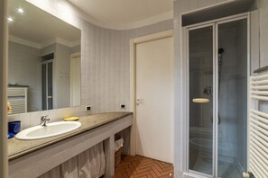 Een douche, een haardroger, een bidet