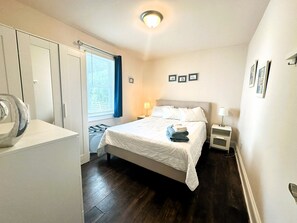 3 bedrooms, desk, iron/ironing board, free WiFi